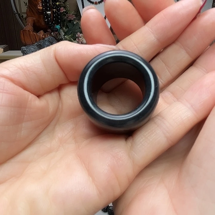 向***行和田玉（墨玉）未镶嵌颈饰扳指