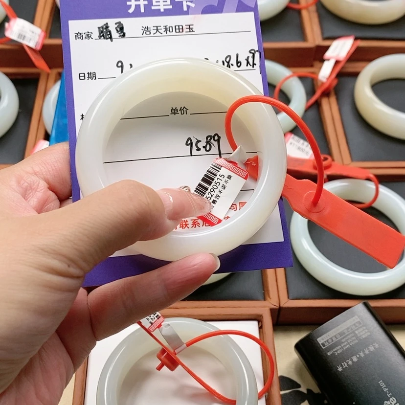 【闪购商品】未镶嵌手镯和田玉晴*