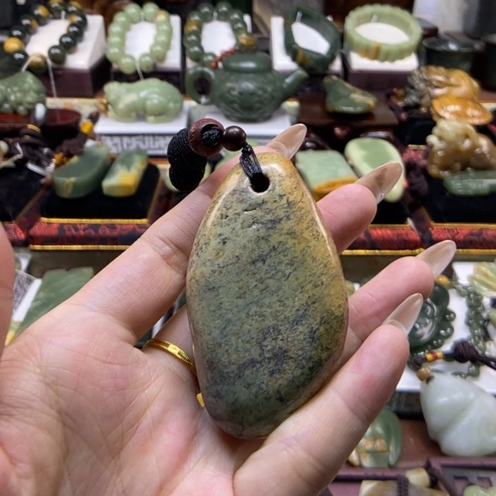 未镶嵌岫岩河磨玉（透闪石质玉）把件