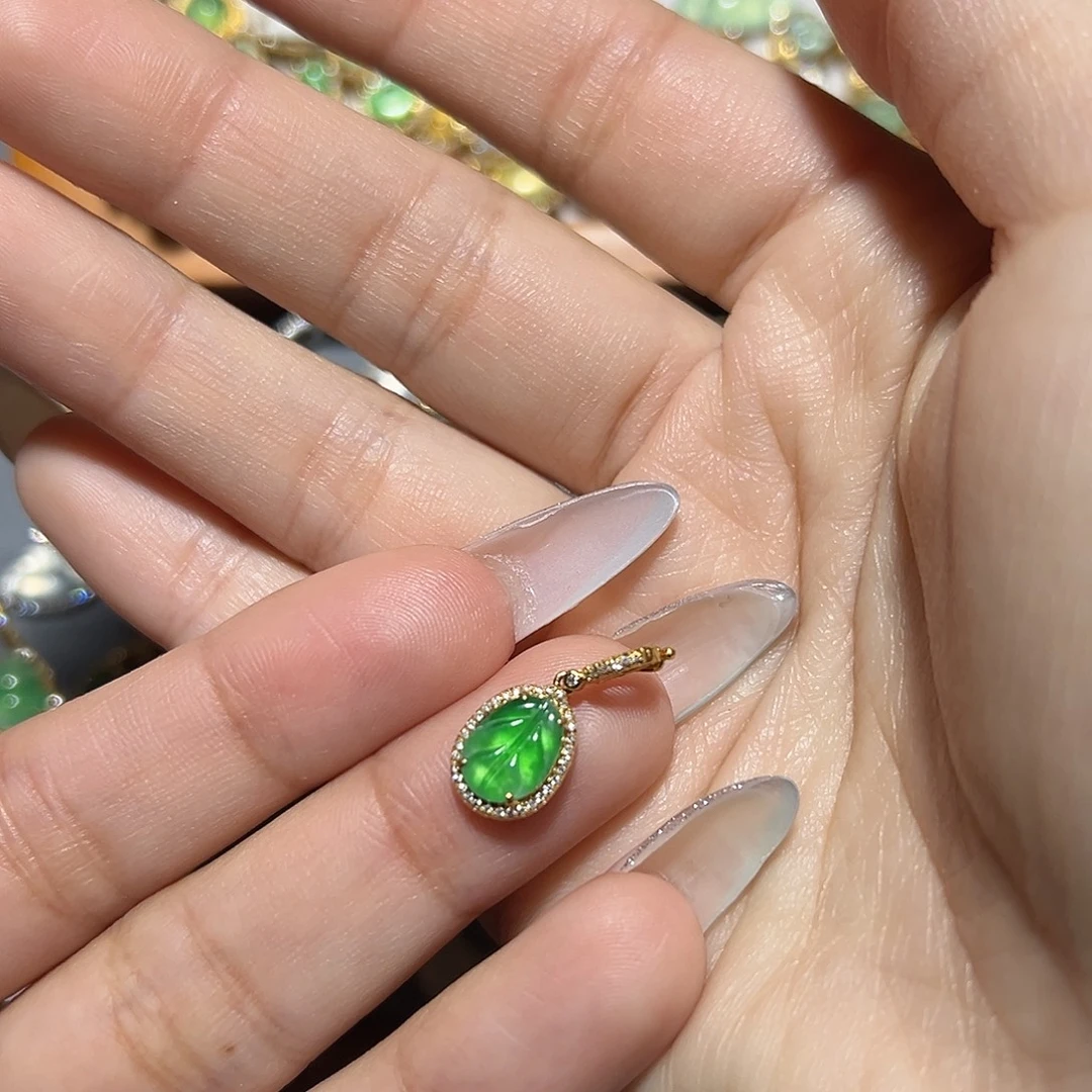 翡翠18K金镶嵌颈饰
