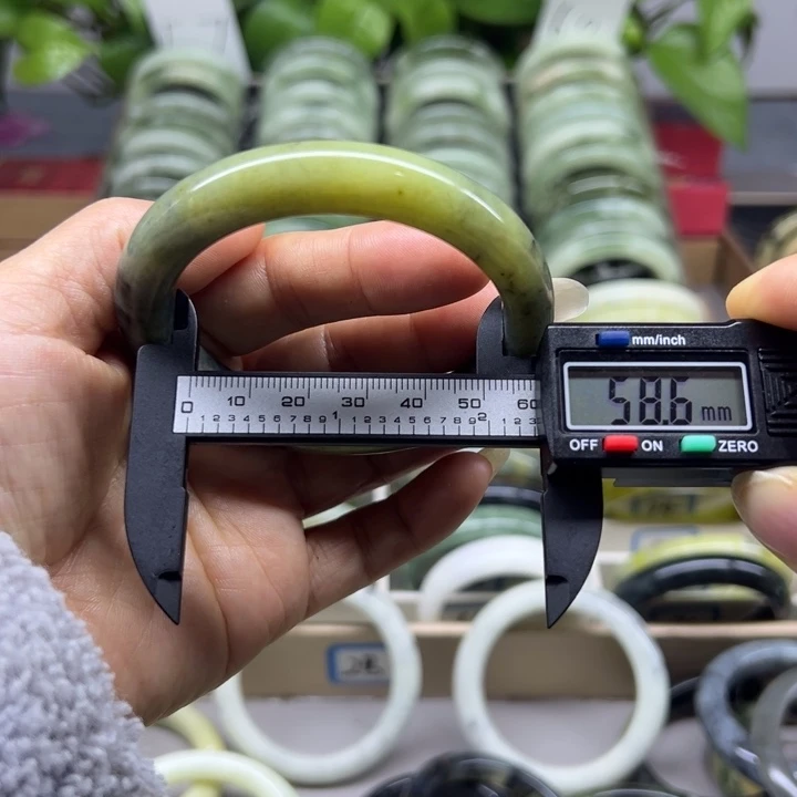 蛇纹石玉未镶嵌手镯75