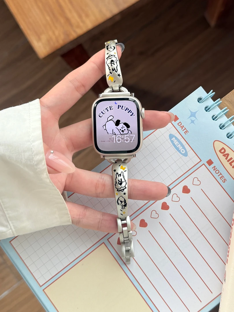 可爱小狗D字弯片金属手镯表带适用苹果iWatchs10s9s8s7高级感女se