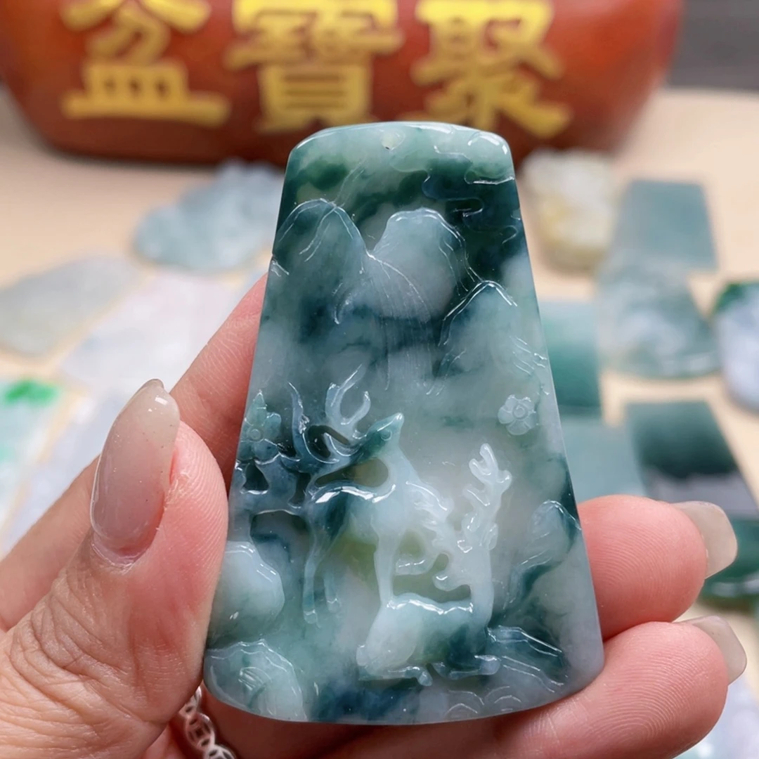 翡翠未镶嵌颈饰鹿牌