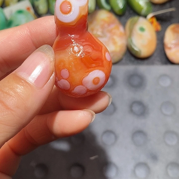齐***）玛瑙/玉髓颈饰合金