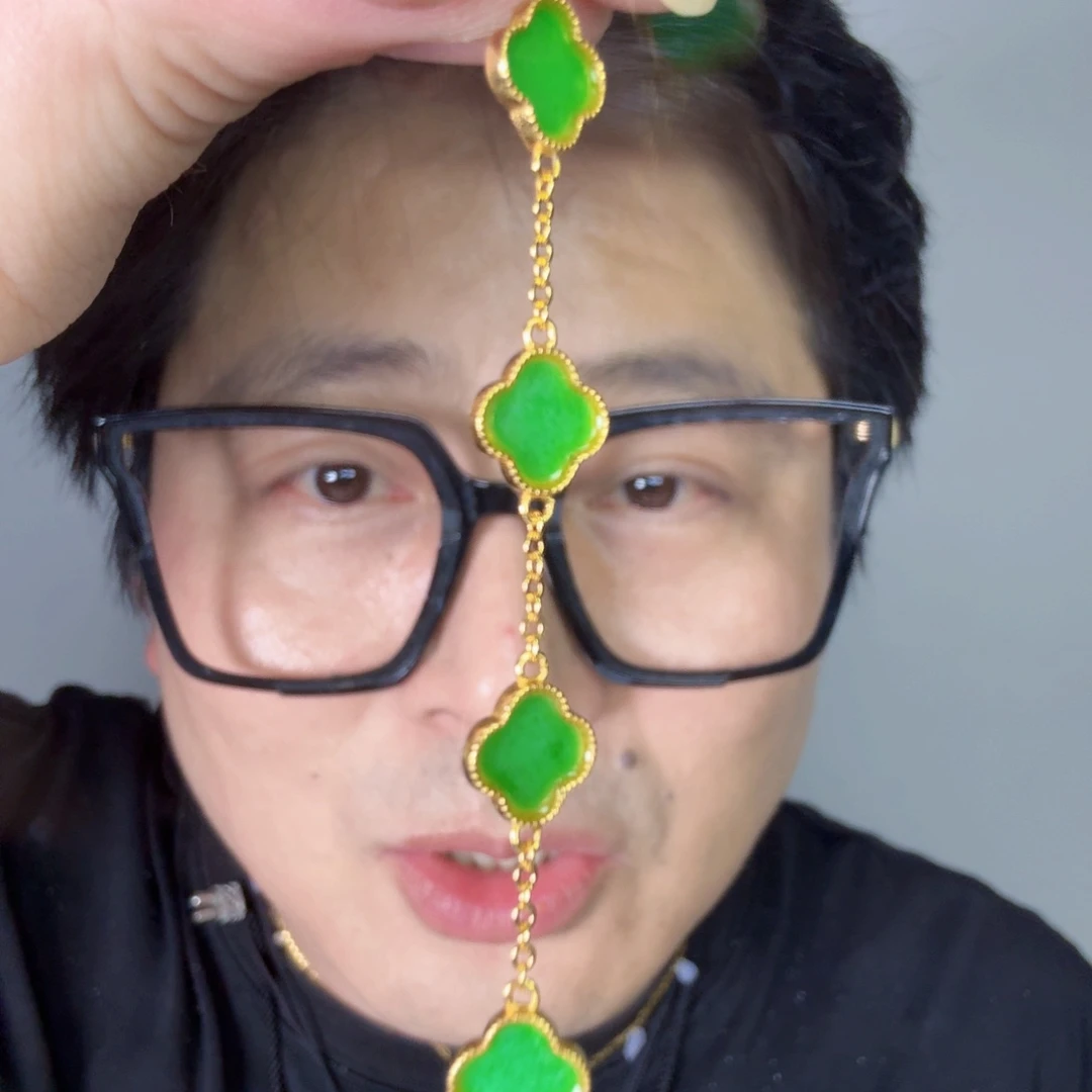 翡翠未镶嵌颈饰一件