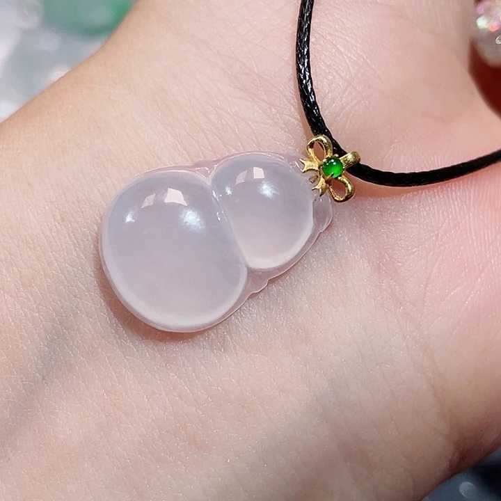 翡翠18K金镶嵌颈饰葫芦