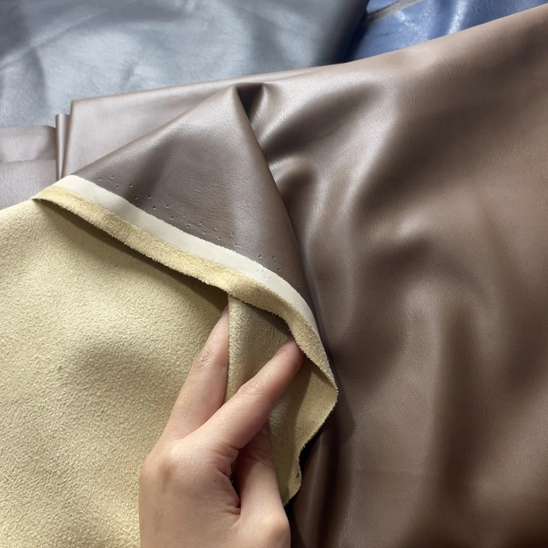 混纺深咖色高货麂皮1米。