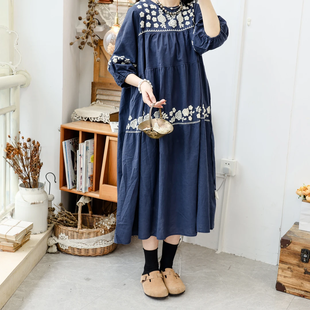 法式小众2025早春宫廷风女士文艺撞色刺绣长裙圆领连衣裙麻料日