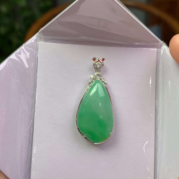 翡翠18K金镶嵌颈饰翡翠吊坠