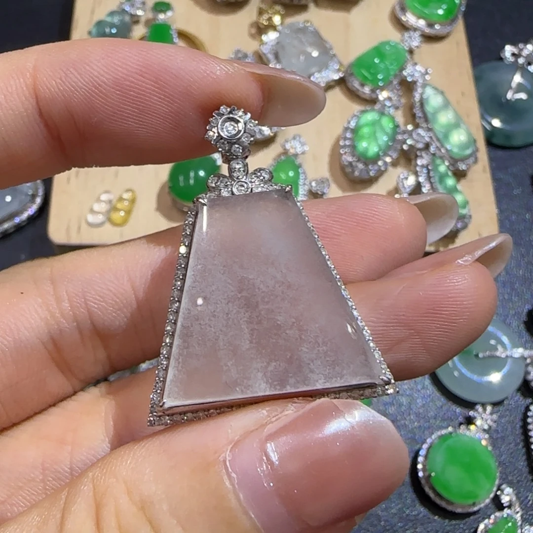 颈饰18K金镶嵌翡翠精品