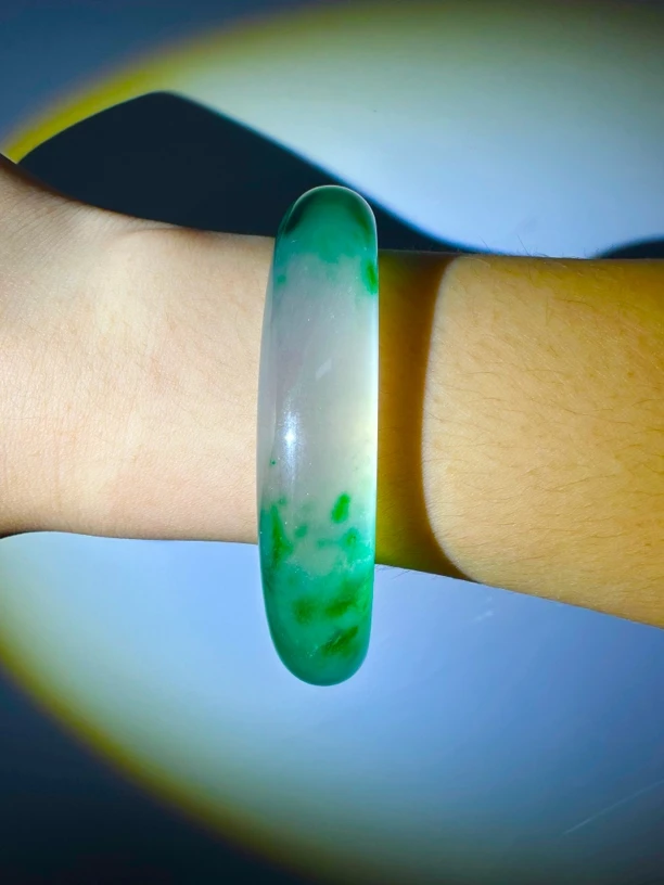 YS0067天然A料飘花手镯