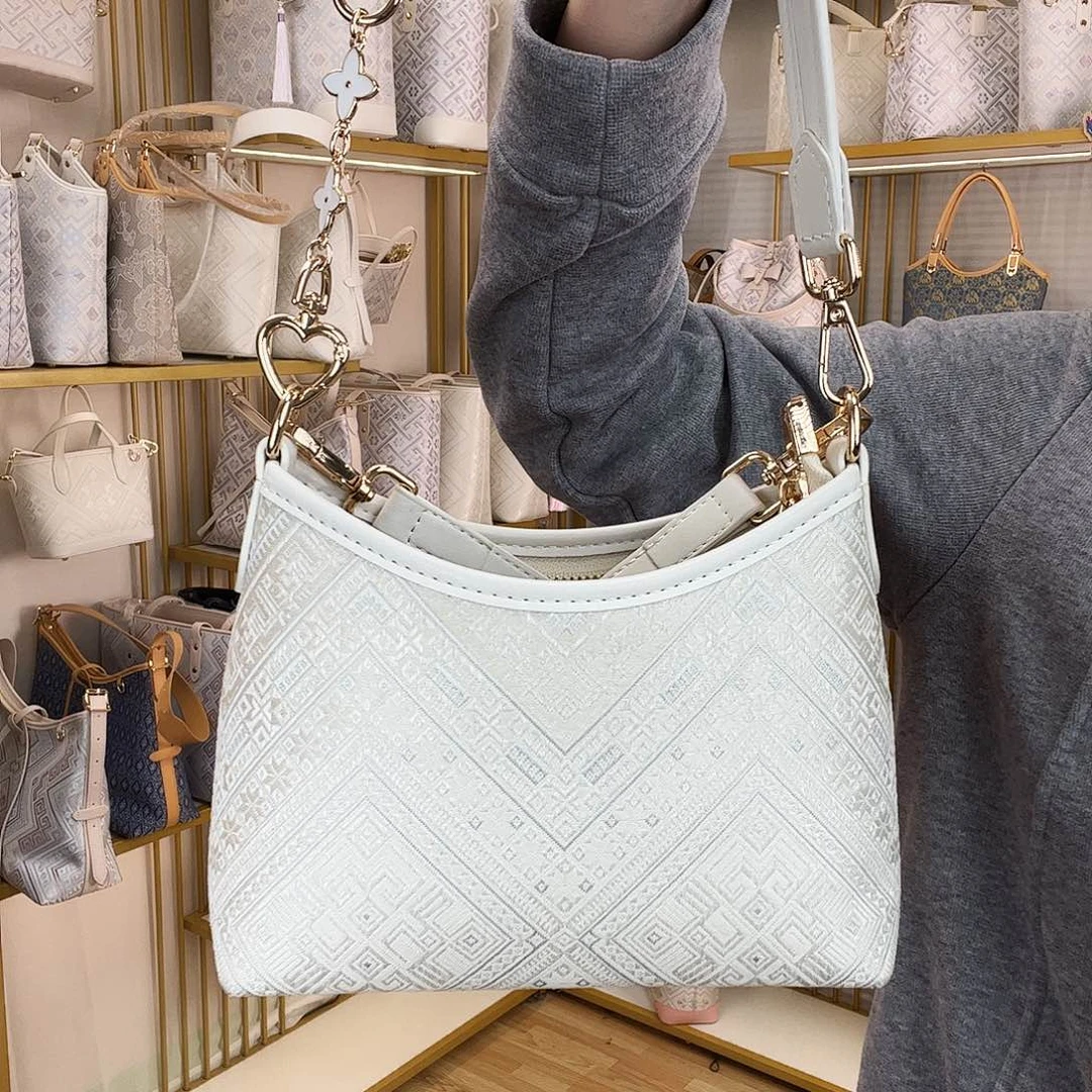 蚕丝素白几何小号流浪包