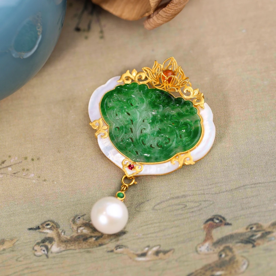 【春未阑】原创国风新中式气质女士18k金镶嵌翡翠胸针吊坠