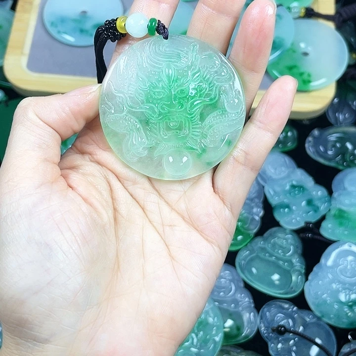 轮***位翡翠未镶嵌颈饰吊坠