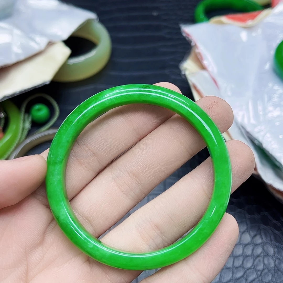 翡翠手镯未镶嵌默认