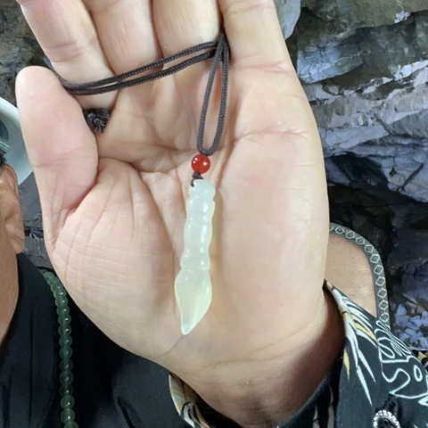 蛇纹石玉颈饰未镶嵌