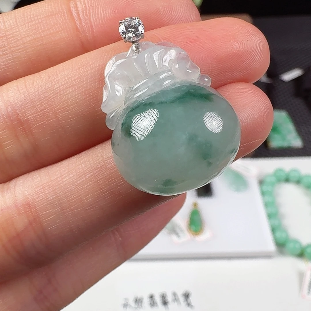 翡翠18K金镶嵌颈饰