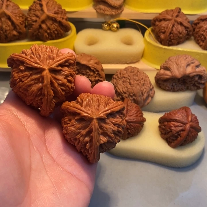 俄***冈文玩核桃吊坠njnnnmnjn