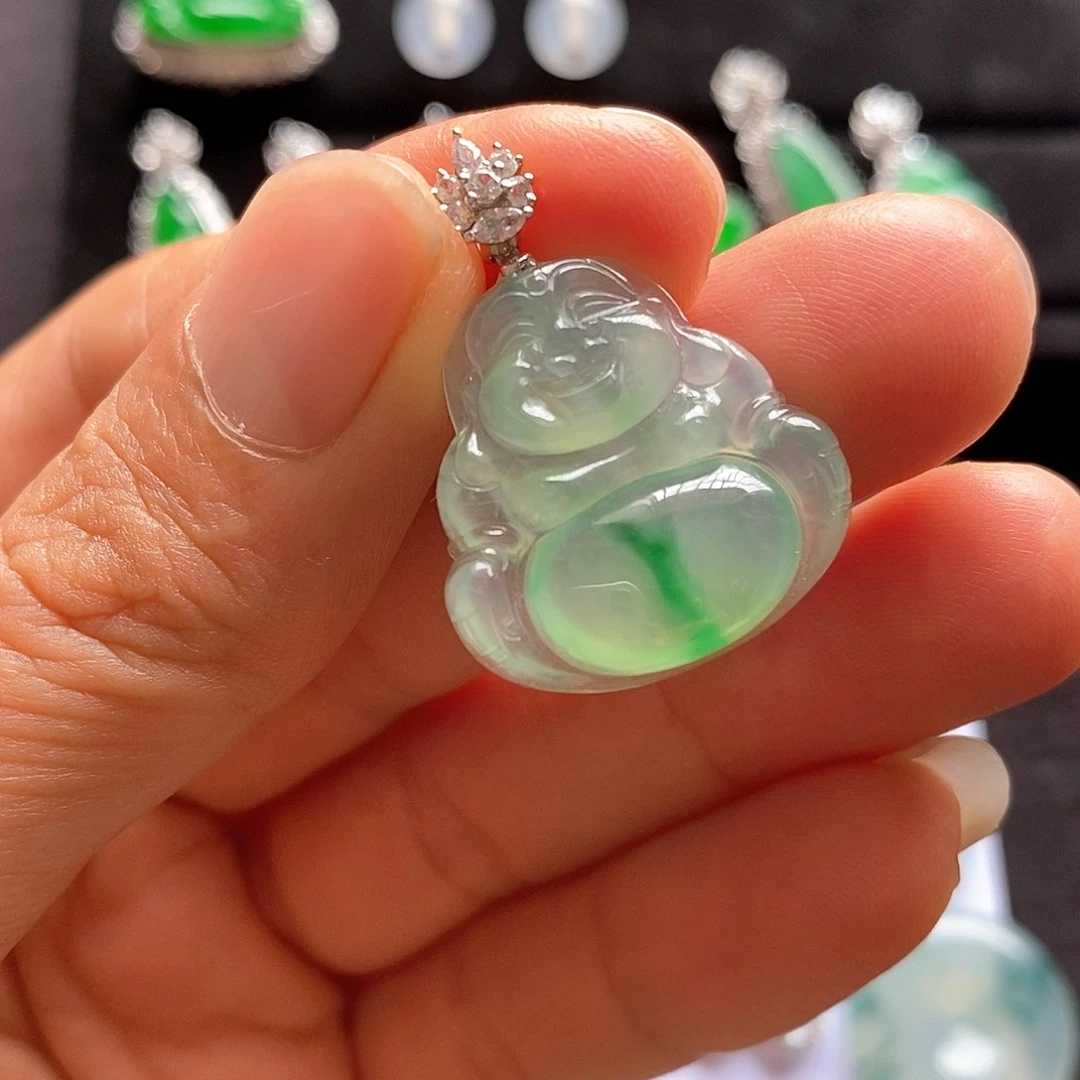 翡翠18K金镶嵌颈饰飘绿佛