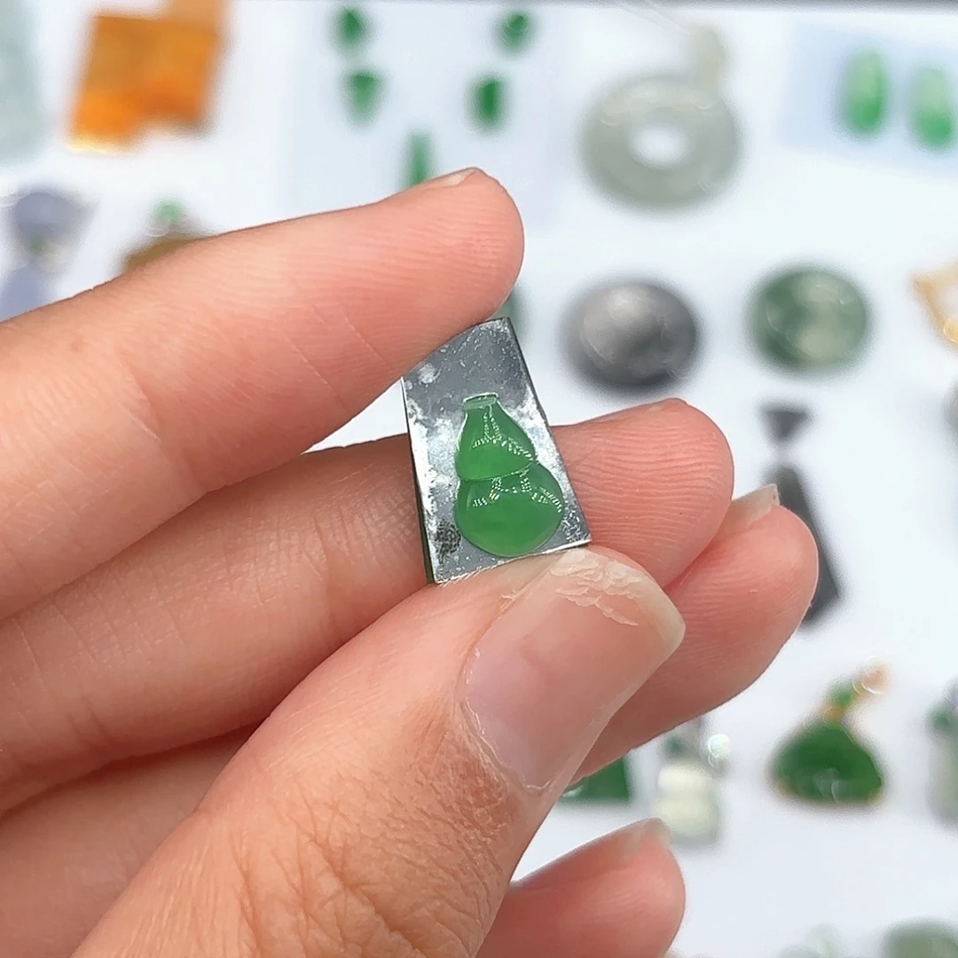 翡翠未镶嵌颈饰葫芦