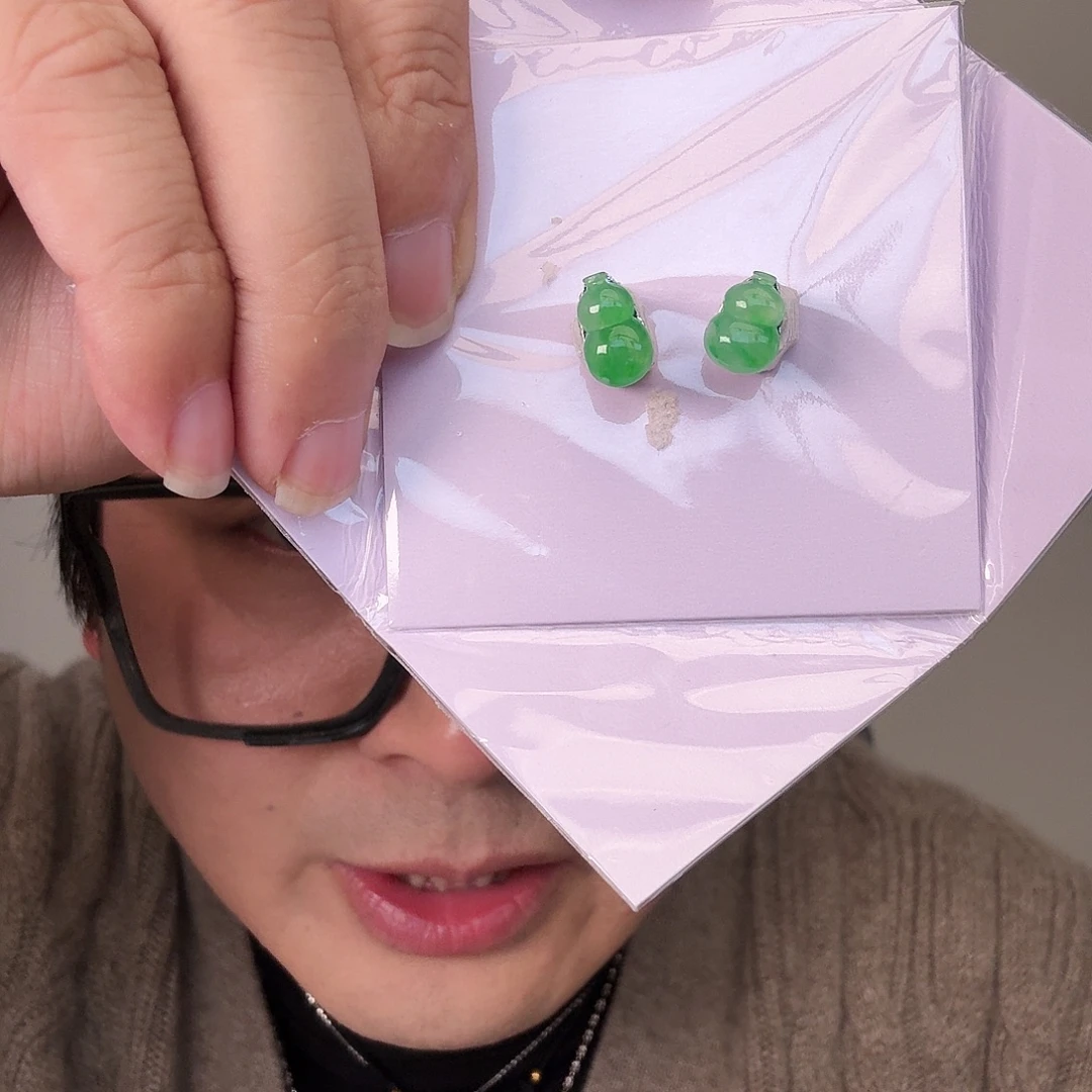 豆***奶翡翠未镶嵌颈饰一对