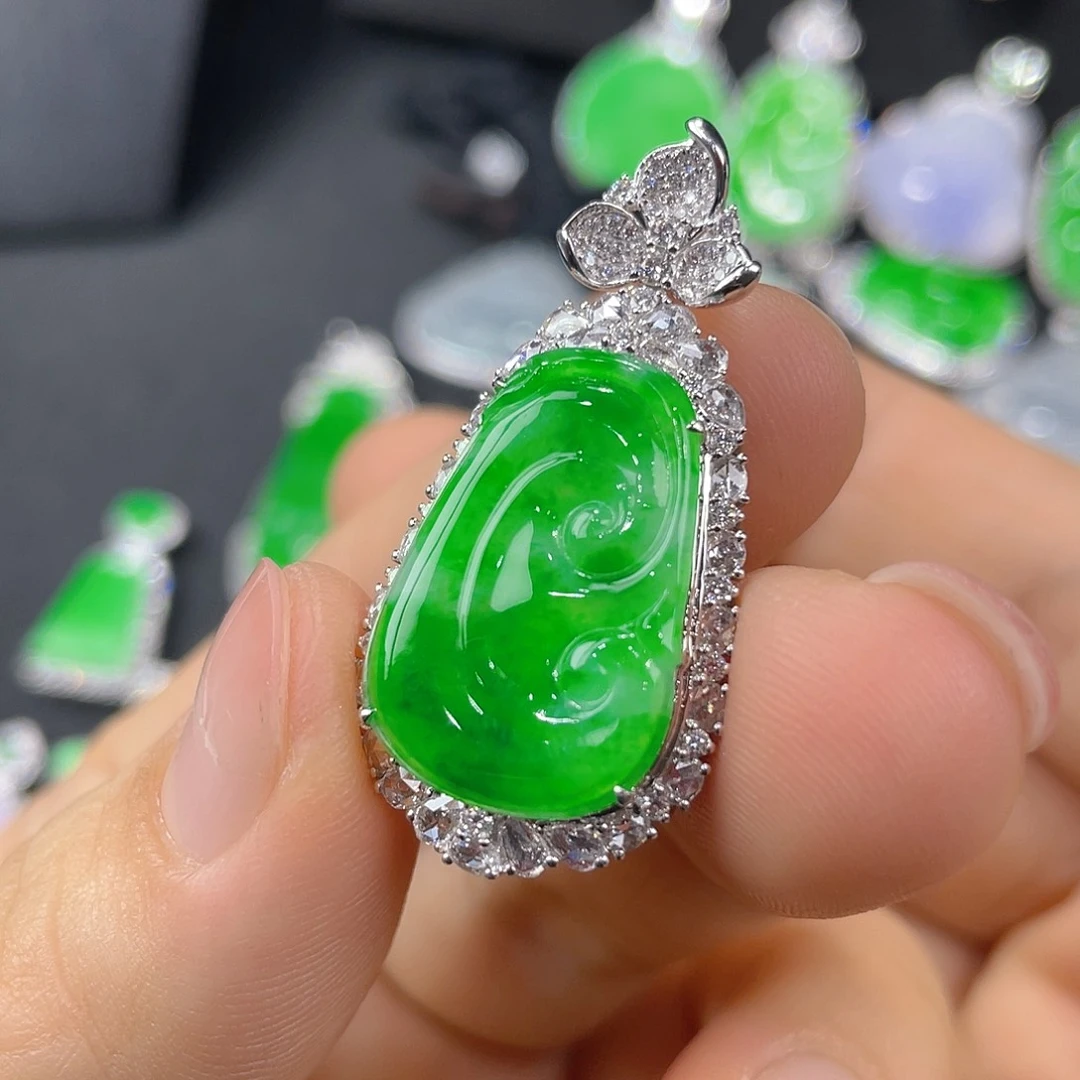 翡翠18K金镶嵌颈饰翡翠如意