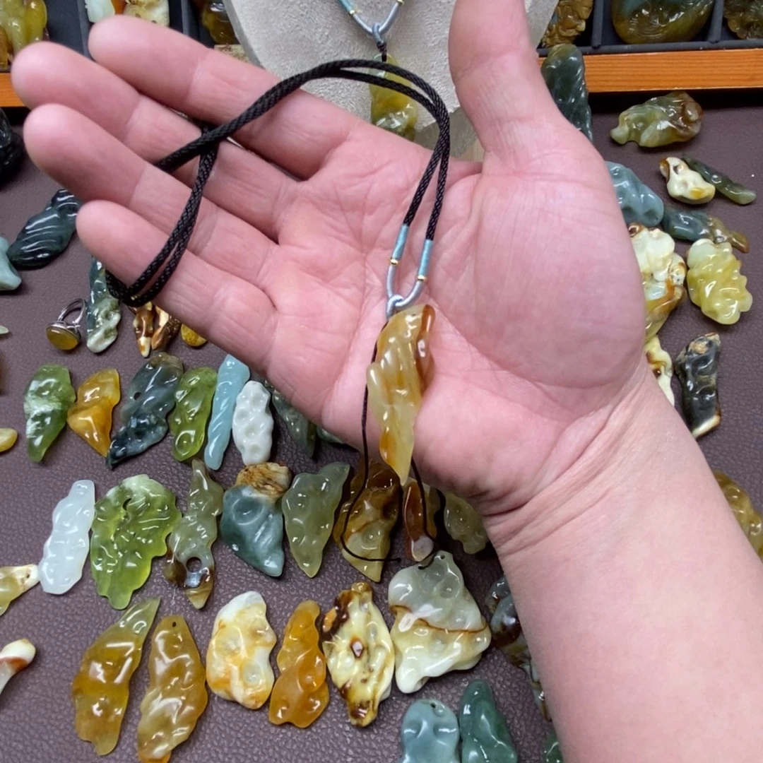 蛇纹石玉未镶嵌颈饰