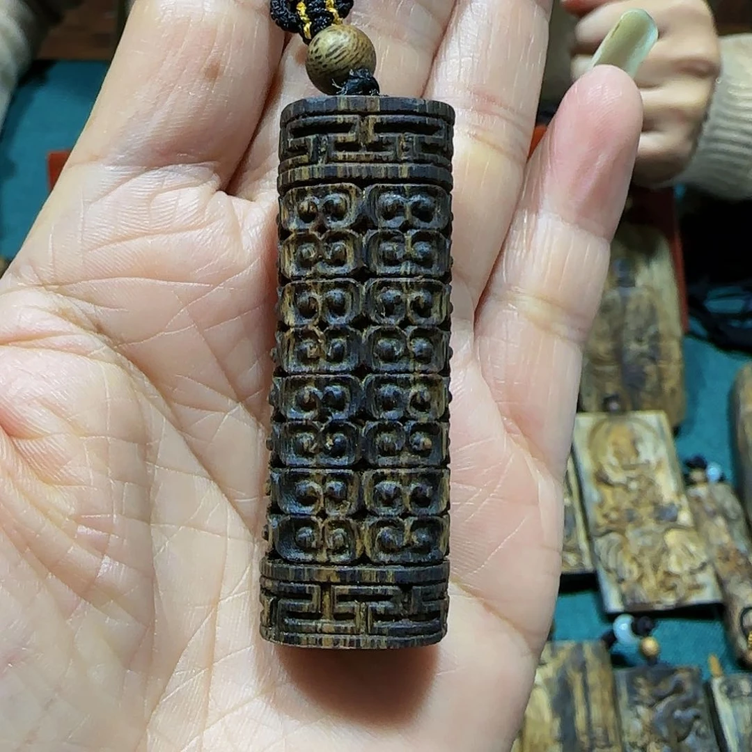 沉香吊坠海南白奇乌身老料雕刻天珠带绳8.7克