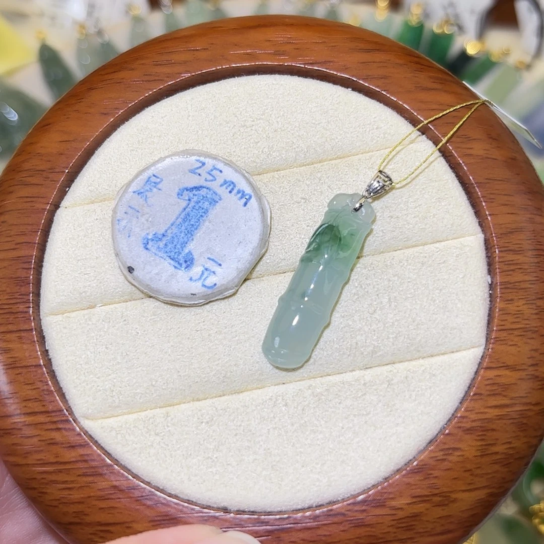 明***枪翡翠18K金镶嵌颈饰竹节