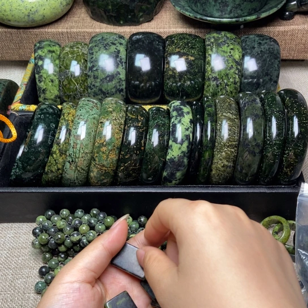 王***号蛇纹石玉未镶嵌手牌
