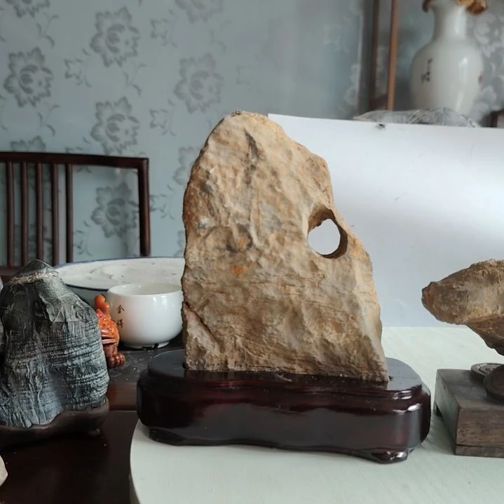 石材灵璧石山高月小，洞石