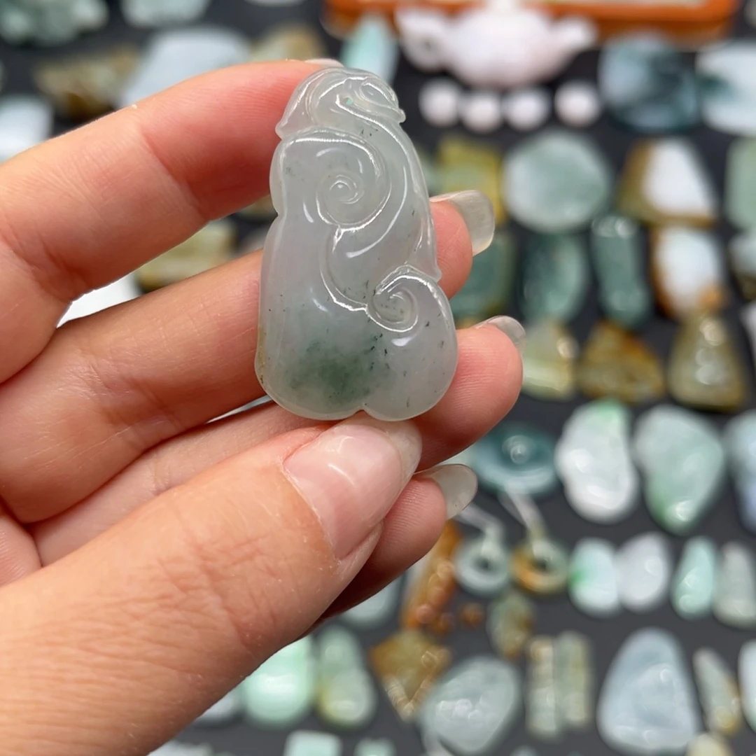 翡翠未镶嵌颈饰如意