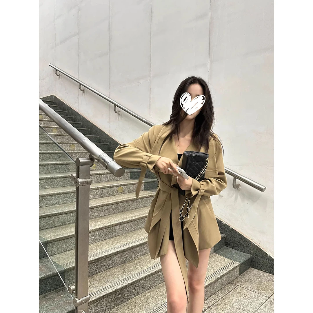 韩系穿搭卡其色风衣外套女秋季新款高级感修身显瘦不规则翻领上衣