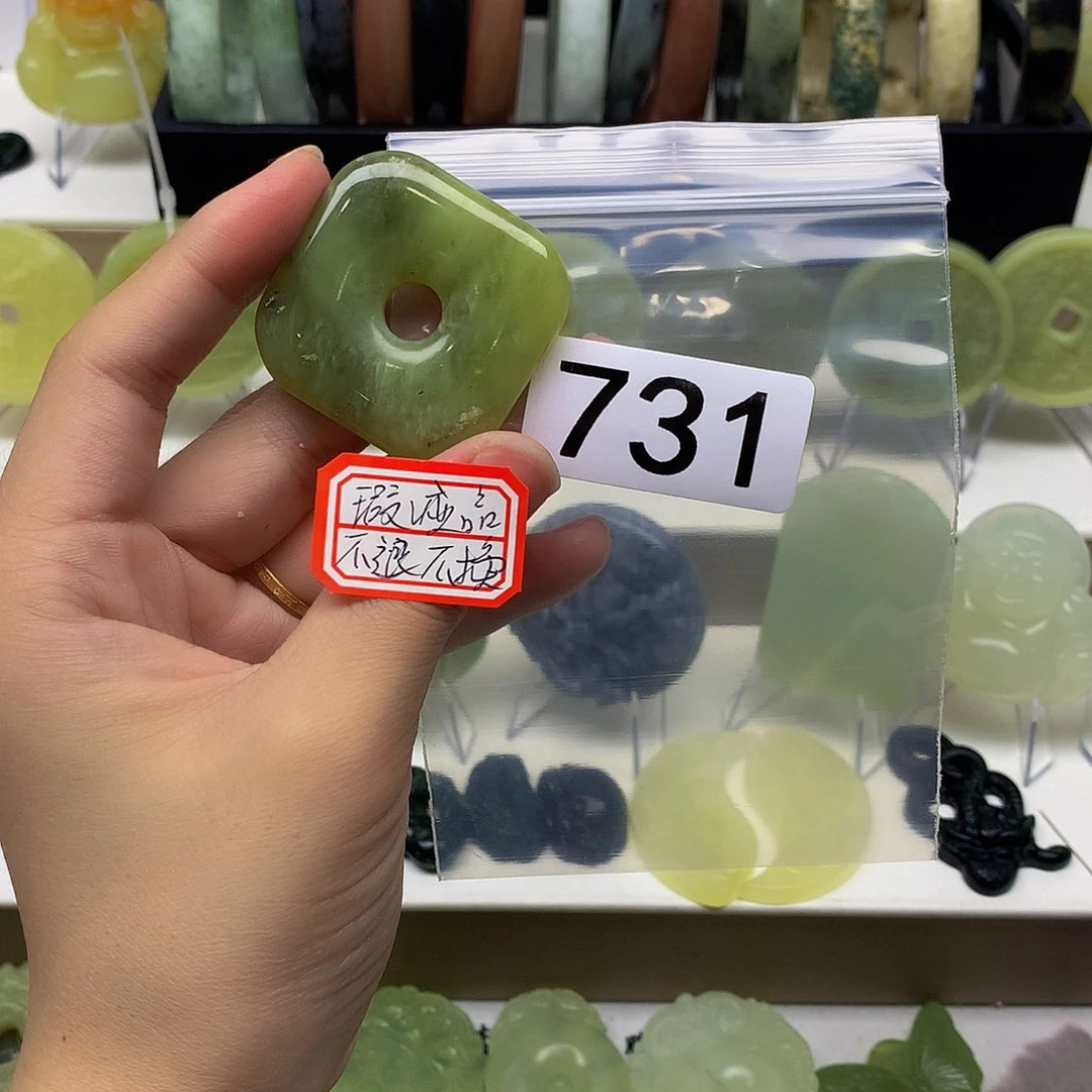 蛇纹石玉颈饰未镶嵌