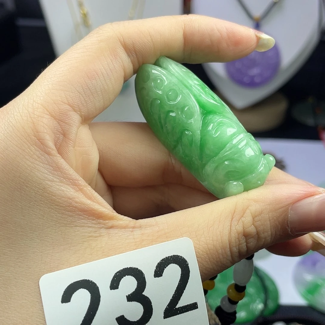 翡翠未镶嵌吊坠(赠链)