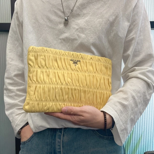 95新 Prada/普拉达 【龙】15BJ04 黄色褶皱手拿包