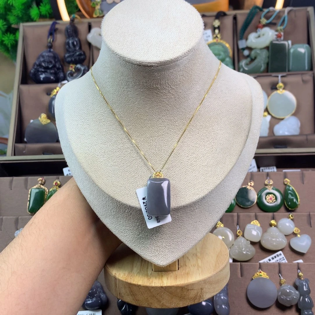 和田玉吊坠18K金镶嵌