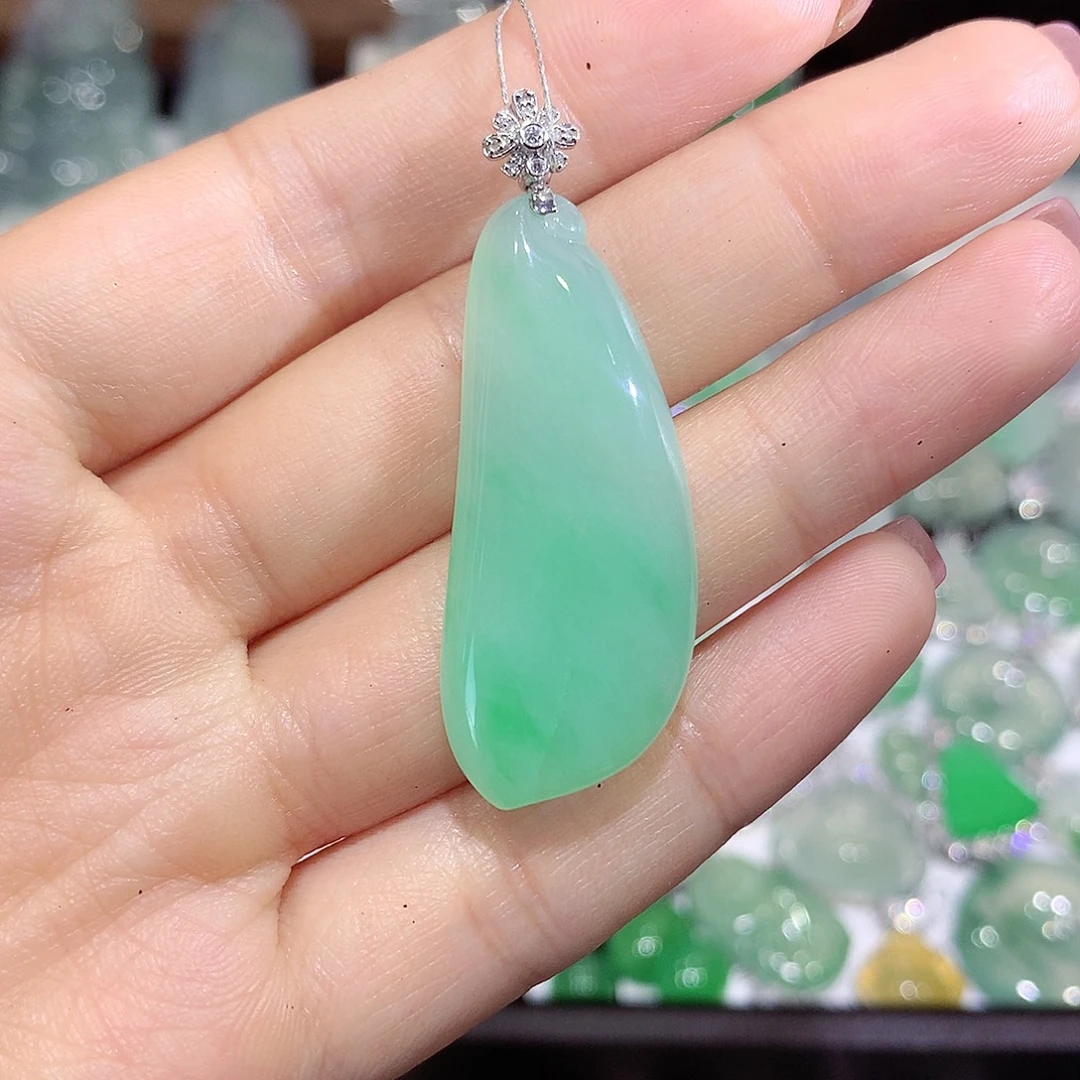 翡翠18K金镶嵌颈饰瓜