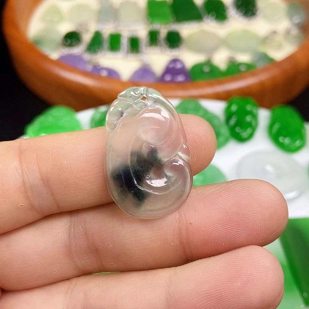 翡翠未镶嵌颈饰如意