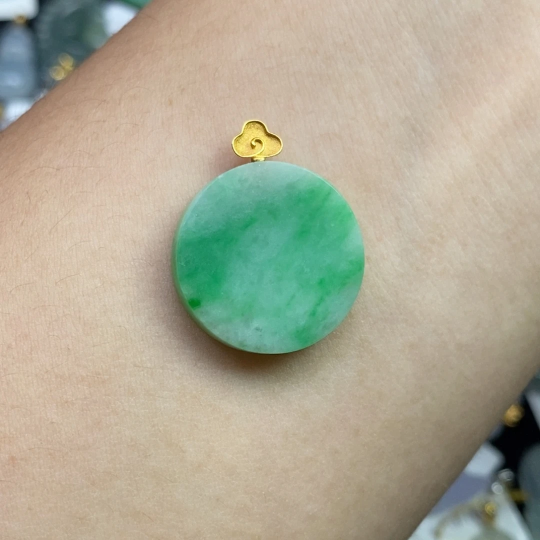 翡翠18K金镶嵌颈饰无事牌