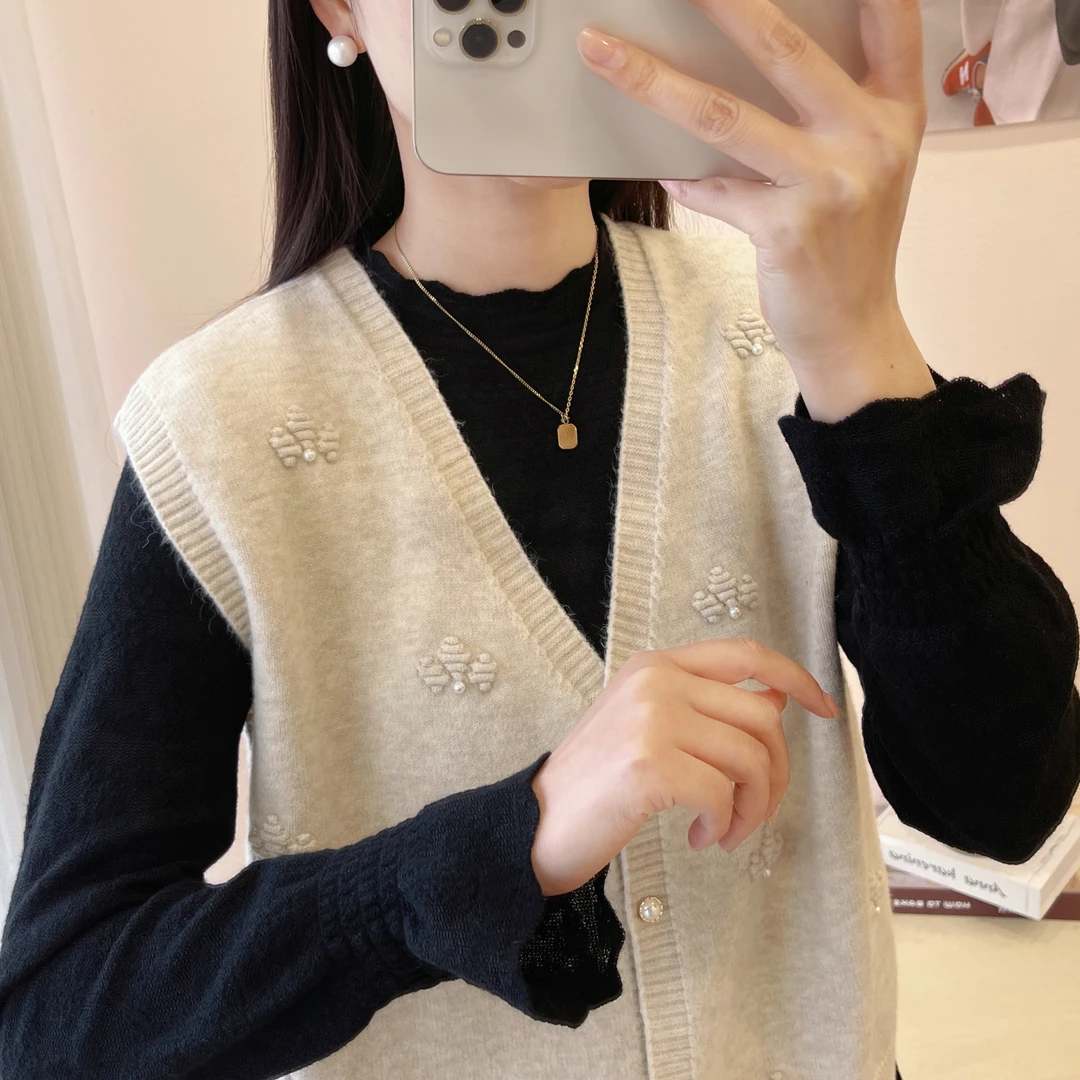 2025秋季新款叠穿外搭钉珠V领针织开衫马甲背心叠穿上衣时尚坎肩