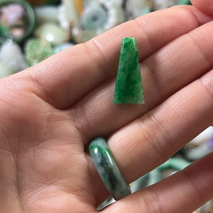 翡翠未镶嵌颈饰翡翠未镶嵌颈饰