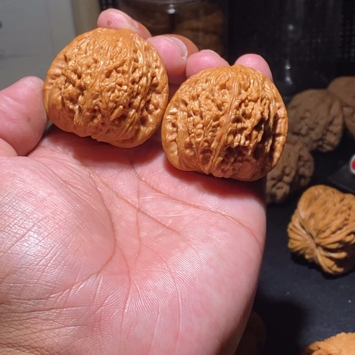 把件文玩核桃绣球
