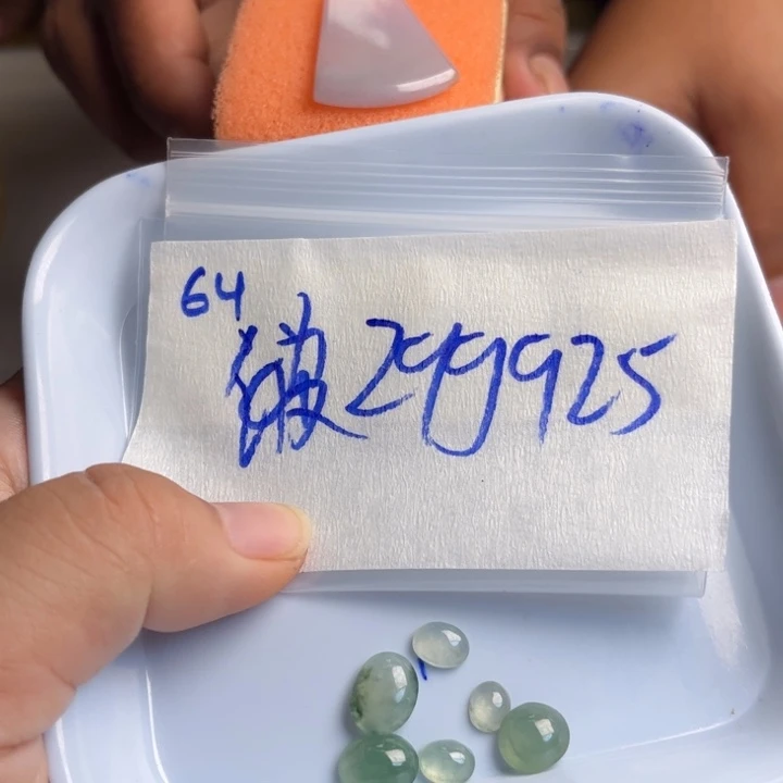 菠***萝定制翡翠未镶嵌不退