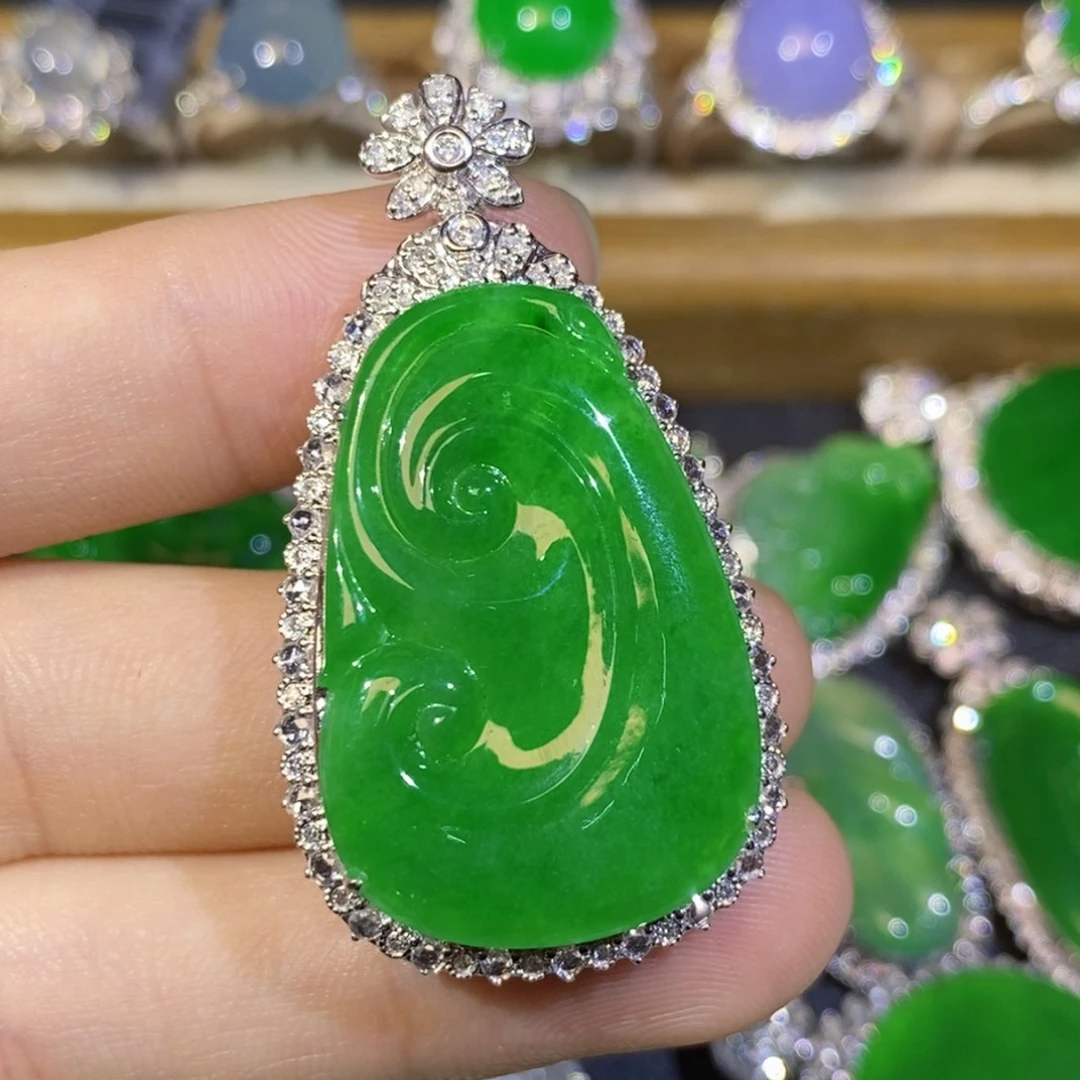 翡翠18K金镶嵌颈饰