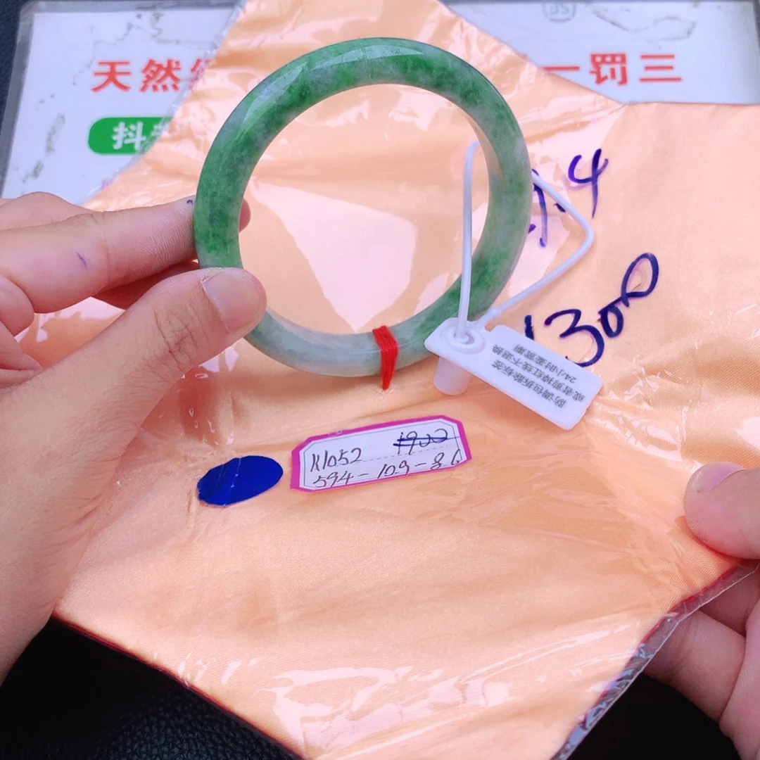 翡翠手镯未镶嵌翡翠