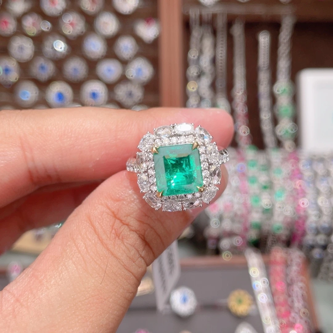 18K金镶嵌戒指祖母绿2.86ct 极光绿