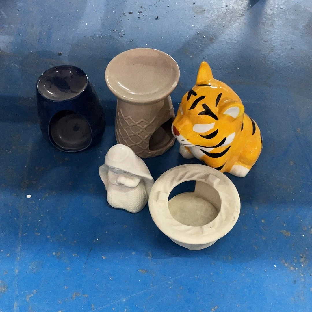 摆件阿*   磕碰。 封釉。