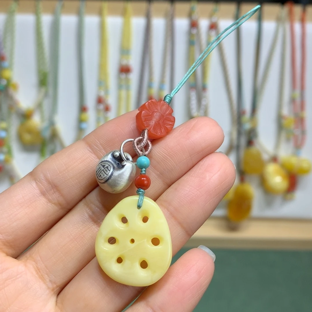 蜜蜡裸石足银镶嵌手机挂