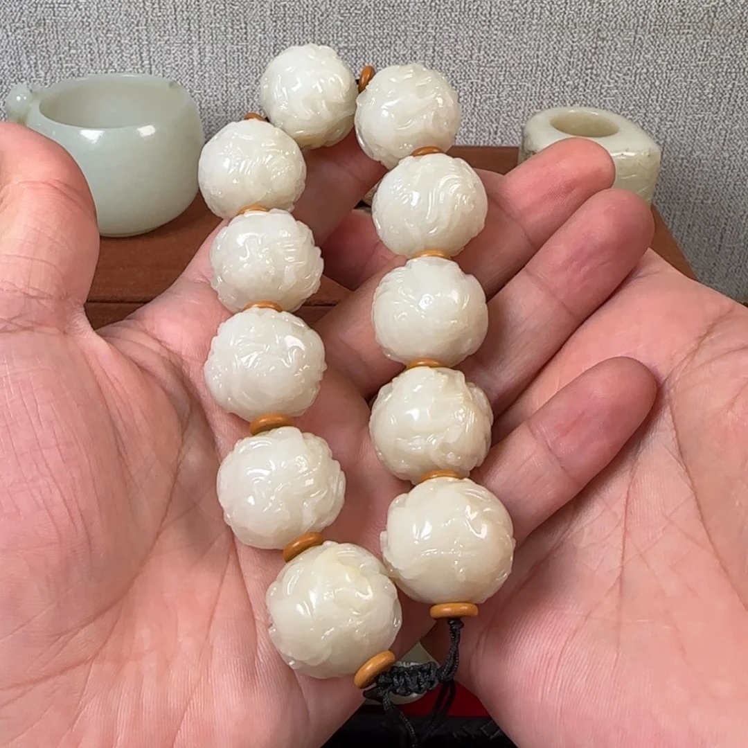 归***处非常精美的脖挂件